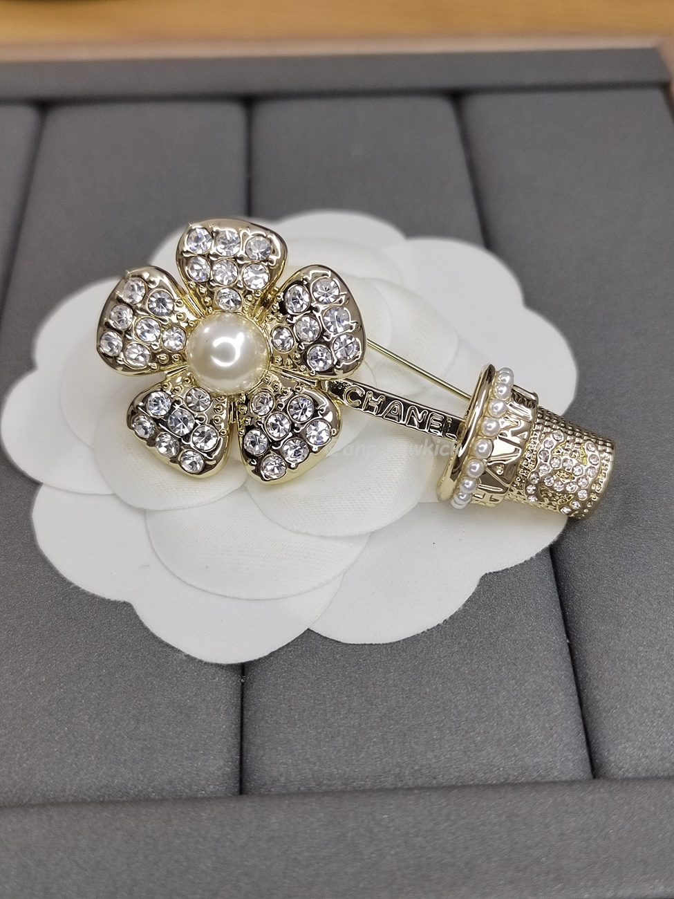 Chanel Diamond Inlaid Flower Pot Brooch (3) - www.newkick.vip